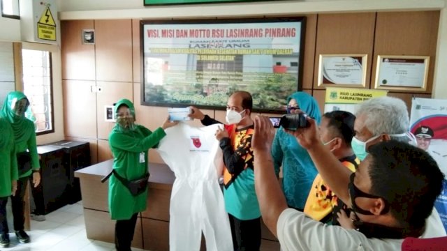 Persit KCK Kodim 1404 Pinrang Serahkan Bantuan APD Ke RSUD Lasinrang