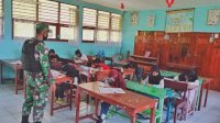 Anggota Satgas Yonif MR 413 Kostrad Bantu Jadi Guru Sekolah