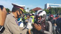 Dirlantas Polda Jateng Bagi-bagi Jamu di Traffic Light