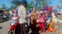 Personel Polsek Marbo Sosialisasi Protokol Kesehatan dan Bagikan Masker di Pasar