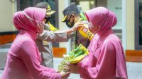 Kapolres Parepare “Melepas” AKBP Budi Susanto dengan Kalungan Bunga