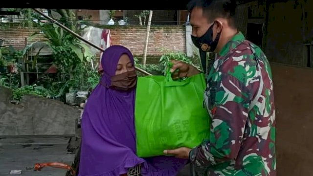 Peringati Maulid, Yonif 721 Makkasau Kembali Bagikan Sembako Ke Warga Kurang Mampu