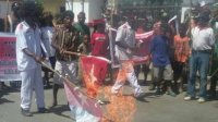Tolak Referendum, Warga Papua Bakar Bendera Bintang Kejora