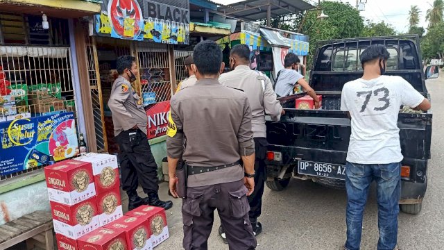 Polsek Tiroang Pinrang Amankan Ribuan Botol Miras