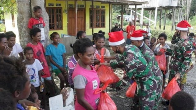 Pembagian paket sembak Natal tahun 2020 bagi masyarakat perbatasan RI-PNG di Papua.