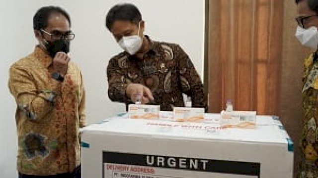 Menkes Budi Gunadi Sadikin, Menlu Retno Marsudi serta lainnya menyaksikan penyerahan sertifikat CPOB (Cara Pembuatan Obat yang Baik) dari Badan POM ke PT.Bio Farma, Rabu (30/12/2020).