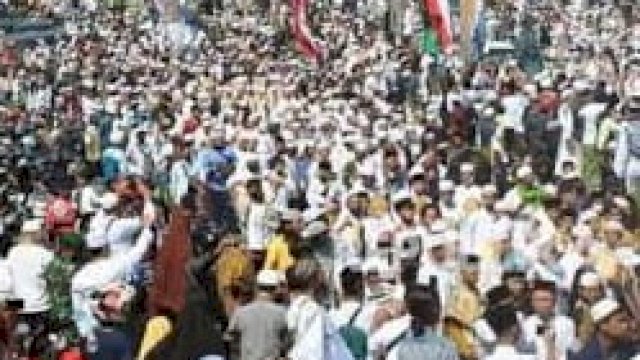 Pemda dan Satgas daerah harus tegas memberi sanksi penyelenggara kerumunan masa.