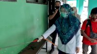 Rektor Pimpin Langsung Penyemprotan Disinfektan Kampus UIM