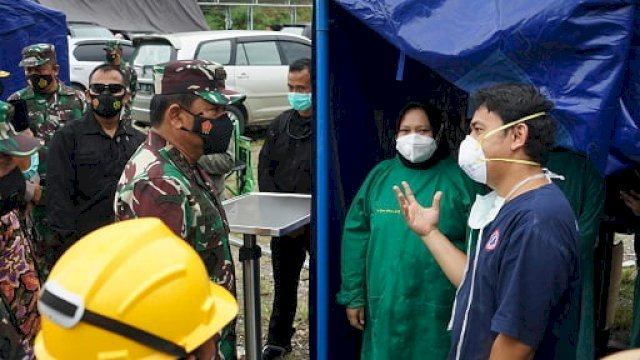 Panglima TNI, Marsekal TNI Hadi Tjahjanto, S.I.P meninjau korban gempa bumi di Mamuju.