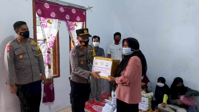 Kapolres Gowa, Akbp Budi Susanto, S.Ik memberikan bantuan kepada pengungsi gempa Sulbar yang ada di Sungguminasa.