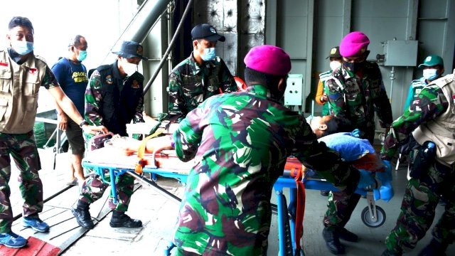 TNI AL Evakuasj Korban Gempa ke Kapal.