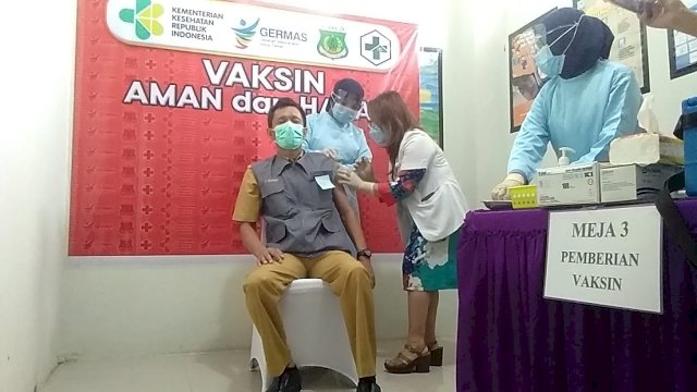 Sekda Kabupaten Pinrang Andi Budaya saat di Vaksin