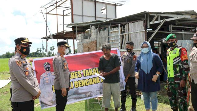 Kapolres Takalar, Akbp Beny Murjayanto menyerahkan bantuan untuk korban angin puting beliung.