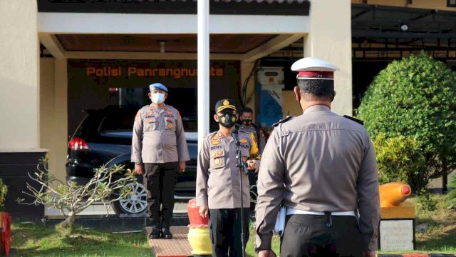 Kapolres Takalar Akbp Beny Murjayanto, S.IK memimpin apel.