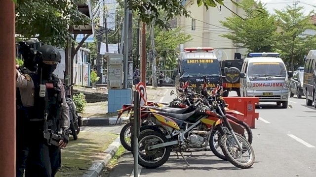 Suasana sekitar Gereja Katedral usai bom bunuh diri terjadi.