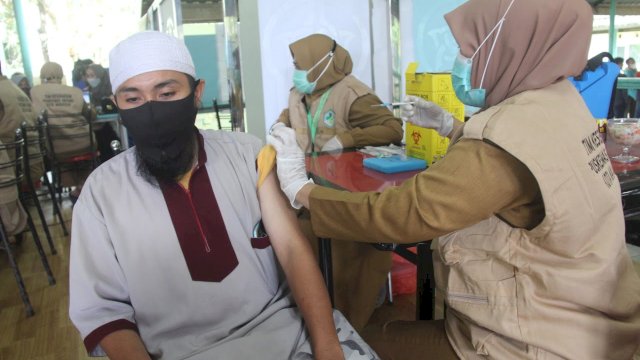 Ratusan guru dan karyawan Sekolah Islam Athirah menjalani vaksinasi di Bukit Baruga, Antang Makassar, 