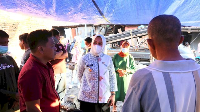 Fatmawati Rusdi Tinjau Lokasi Kebakaran di Bontoduri