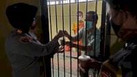 Kapolsek Parangloe Berbagi Takjil ke Tahanan
