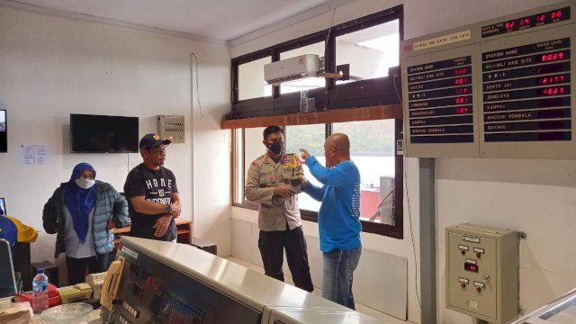 Kapolres Gowa berbincang dengan petugas Bendungan Bili-bili