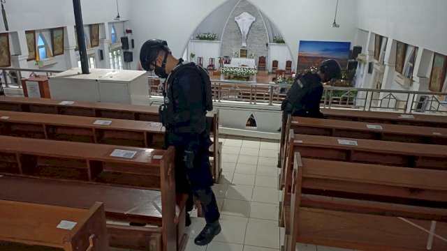 Anggota Gegana Brimb Polda Sulsel melakukan sterilisasi di gereja