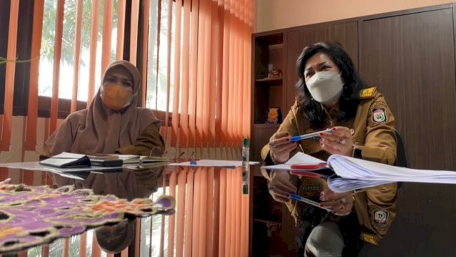 Plt Kepala Dinas Pendidikan Makassar Nielma Palamba (kanan) dan Sekretaris Dinas Pendidikan Makassar Amalia Malik memaparkan petunjuk teknis PPDB 2021, di Kantor Dinas Pendidikan Makassar, Selasa (18/5/2021).