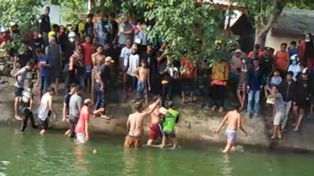 Proses evakuasi seorang bocah 11 tahun yang tenggelam di kanal Jalan Metro Tanjung Bunga, Sabtu (15/5/2021).