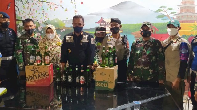 Penyitaan botol miras di RM Hongkong, Jalan Timor, Makassar