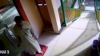Pencuri Ini Pakai Gamis Ambil HP, Aksinya Terekam CCTV