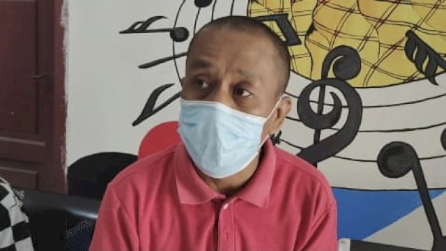 Haeruddin, orang tua pendaftar PPDB 2021 mengeluhkan titik koordinat domisili tidak sesuai di SMPN 6 Makassar, Senin (21/6/2021).