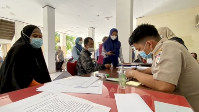 Beberapa wali peserta didik mengadukan kendalanya saat mendaftar PPDB, di Kantor Disdik Makassar, Jalan Anggrek Raya, Selasa (22/6/2021).