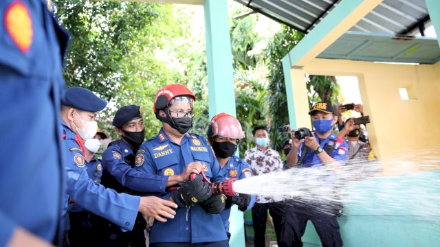 Wali Kota Makassar Moh Ramdhan Pomanto memimpin proses penyemprotan disinfektan di sekolah-sekolah, Kamis (17/6/2021).