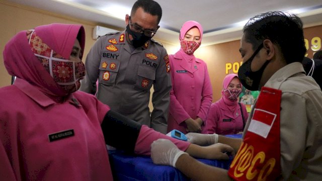 Kapolres Takalar AKBP Beny Murjayanto memantau langsung pelaksanaan vaksinasi massal. (istimewa)