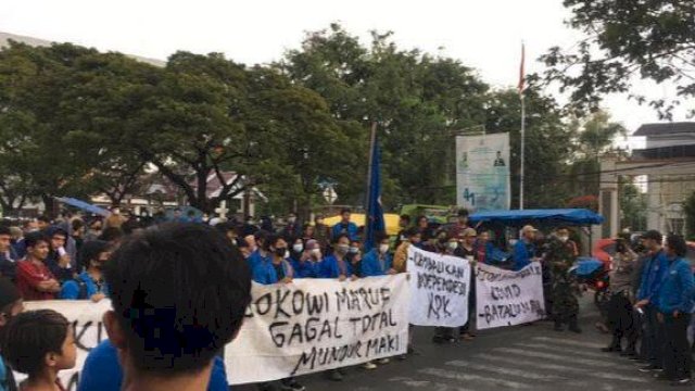 Sejumlah mahasiswa Muhammadiyah di Makassar demo. Foto: CNN Indonesia.