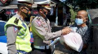 Ditlantas Polda Sulsel Gandeng Jasa Raharja Bagi Sembako dan Masker di Terminal Mallengkeri