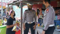 Tidak Hanya Bersedekah, Polantas Polda Sulsel Aktif Ingatkan Masyarakat Patuhi Prokes
