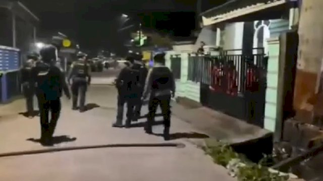 Tim Thunder Polda Sulsel membubarkan tawuran dua kelompok pemuda di Kota Makassar, Sabtu (24/7/2021) malam. (ist)