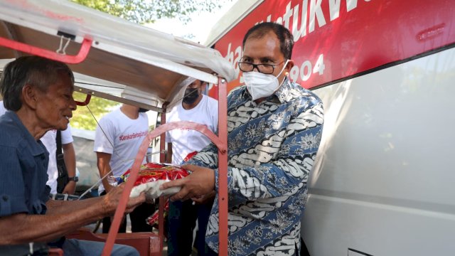 Wali Kota Makassar Moh Ramdhan Pomanto turun langsung ke jalan untuk membagikan sembako kepada warga, Jumat (6/8/2021).