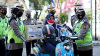 Jaring Pengendara Tertib, Ditlantas Polda Sulsel Langsung Berikan Hadiah