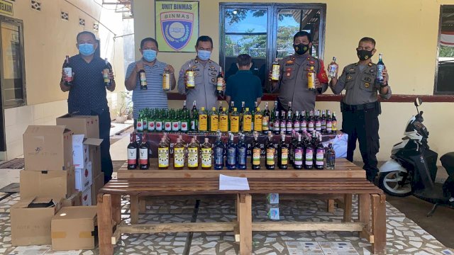 Polisi Rilis Kasus Pengungkapan Penjual Miras Berkedok Warung Kelontong di Makassar.
