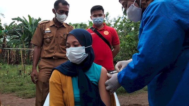 Vaksinasi door to door yang dilaksanakan Binda Sulsel dan Pemkab Gowa