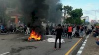 Demo Mahasiswa Tutup Jalan, Personel Lalu Lintas Tetap Mengatur Kendaraan