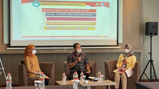 Kasubdit Regident Ditlantas Polda Sulsel Kompol Erwin Syah (tengah) saat menjadi pembicara di FGD di Hotel Gammara, Selasa (30/11/2021).