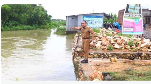 Camat Biringkanaya, Mahyuddin pantau kondisi sungai Biring Je'ne di Kelurahan Katimbang.