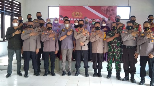 Kapolres Pinrang, AKBP Arief Sugihartono salam presisi usai meninjau Vaksinasi massal di kantor  camat Mattiro Bulu, Kabupaten Pinrang.