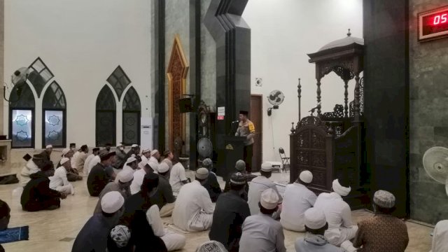 Kapolres Palopo, AKBP Muhammad Yusuf Usman saat memberikan imbauan kepada masyarakat, di Masjid Islamic Center, Kota Palopo.