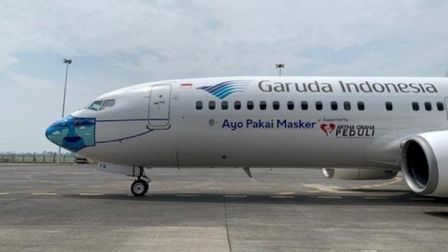 Pesawat Garuda Indonesia dengan Masker Motif Barong. ©2020 Garuda Indonesia