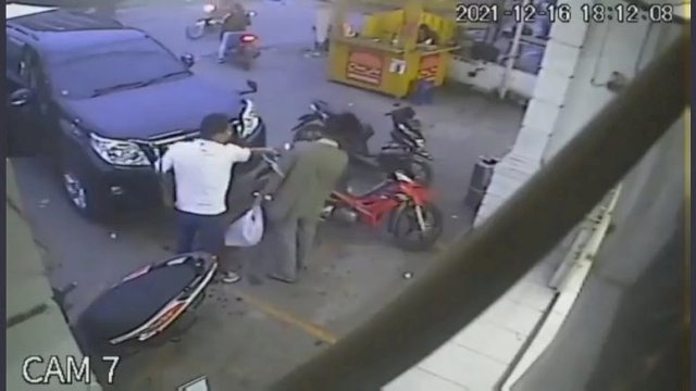 Rekaman CCTV pengendara mobil aniaya pengendara motor