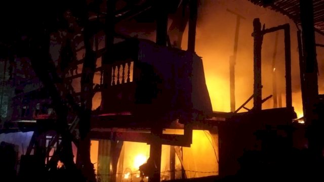 Dua Rumah Panggung Ludes Terbakar Di Pinrang, Telan Satu Korban Jiwa