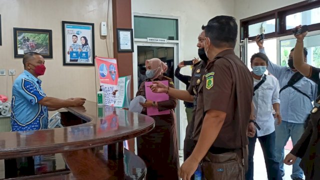 Penggeledahan Kejati Sulsel di Kantor PDAM Makassar