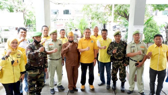 DPD II Partai Golkar Kota Makassar, Sulawesi Selatan melakukan aksi kepedulian terhadap Legiun Veteran Republik Indonesia (LVRI) Cabang Kota Makassar